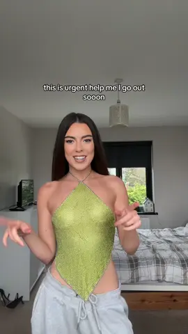 okay quickly uploading so yous can help me dicide what outfit to wear 