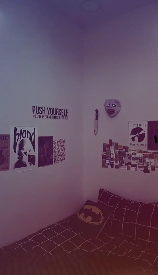 صحيت الساعه 4:00 الفجر قمت تروشت وصليت نزلت ابي افطر لقيت البيت فاضي مافيه احد استغربت جوالي مالقيته و طلعت الشارع كان مليان اصوات و ازعاج بس مافي احد؟ رجعت البيت لبست الساعه6:30 طلعت المدرسه ومافي احد و الشوارع ازعاج و اصوات ناس لاكن مافي احد!! رجعت البيت اجلس افكر و افكر دورت جوالي مالقيته وجلست اهوجس نمت الساعه 9:00 الصبح وقمت على المغرب 6:30 قمت ادور اهلي مالقيتهم وطلعت برا البيت ادور اهلي مافي احد الشوارع لاكن في اصوات و ازعاج انا هنا عرفت ان فيني شي اسمع اصوات لاكن ما اشوف!! ورحت ابي البقاله ولقيتها مفتوحه لاكن مافيها احد قلت لو اخذ بيكون حرام ؟ و #اطلع كنت جوعان ورحت بقاله ثانيه برضو مالقيت احد انا هنا تعبت مدري وش اسوي مافي احد اكلمه اعلمه لاكن اسمع اصوات و ارجع البيت افكر و افكر مافي اي فكره براسي وتعبت من شده التفكير قلت بطلع مع خويي و اتذكر ان جوالي مو معي و اطفش جلست ب الصاله و اسمع الجرس يرن يرن !! انا هنا فرحتت قلت اهلي رجعو و الحياه رجعت فتحت الباب مالقيت احد ؟ استغربت شوي قلت يمكن يستهبلون علي قمت لبست وطلعت شفت واحد يمشي كان لابس اسود بسود و الرجل كان اسود سالته قلت السلام عليكم وين الناس وليه العالم مختفيه مايرد ؟ استغربت انا قلت ي اخوي رد علي و يمشي ويسفهني قلت ياليل و رجعت البيت تروشت وجلست بشغل السوني مافي ابراج ؟ انا جوالي وينه و اجلس احوس ب الغرفه كامله و القاه فوق الدولاب استغربت وش جابه فوق الدولاب فرحت اني لقيته دقيت على طول على امي ماترد كان يرن بس ماترد و اجلس ادق ادق ماترد دقيت على اخوي مايرد اول مره رد مره ثانيه ناديته مايرد قلت ياخي بدون استهبال رد ويقفل بوجهي فجاه معد صار يرن قفل جواله انا هنا تقفلت الحياه بوجهي زقت معي قلت باخذ السياره وبطلع اشوف الحياه البس و اطلع شفت لي عجوز جالسه تبيع سالتها ي خاله تعرفين وين الناس وليه مافي احد ب الخرج ؟ قالت ان الناس طلعو من المدينه انا هنا استغربت طلعو من المدينه جيت بسالها معد شفتها انا هنا خفت توترت كان وقتها الليل الساعه 2:00 قلت معليه بروح ادور لي اكل و المطاعم فاضيه لاكن في اصوات عجزت اعرف السبب وشفت ناس من بعيد قلت بروح لهم قالت مافي الا حل واحد اروح الشرطه و ادخل كان قلبي شوي ويطيح دخلت ماكان فيه احد انا هنا قمت اصيح و اصيح قلت ليه مافي احد ب العالم رحت لبيت اخوي رنيت الجرس رنيت مايرد دقيت ماكان فيه ابراج ورحت لبيت ولد خالي رنيت رنيت طقيت الباب مافيه احد عرفت ان مافي احد ورجعت البيت وجلست اصيح اصيح لين نمت قمت اسمع اصوات ب البيت فرحت وعرفت انه حلم تروشت وصليت وكنت فرحاان نزلت مالقيت احد !!😔وقلت مو طبيعي الي يصير لي يوم فرحت عرفت انه مافي احد وكان مو حلم كانت حقيقه و صدق فكرت اني انتحر وقلت لا في امل اني القى احد وطلعت ادور الناس وتذكرت مكان يتجمعون فيه كميه ناس كثييره طلعت وكان المكان فاضي 😧وكل شي مفتوح مطاعم وكوفيهات لاكن مافي احد راسي صدع وتعبت من شده التفكير و الوحده رجعت البيت وعرفت انه مافي امل اني القى احد ولا في ابراج ودقيت محد كان يرد كلمت خويي مارد وفجاه اشوف ناس من الدريشه يضحكون و يسولفون و اطلع لهم بسررعه قلت السلام عليكم و اختفو تعبت رجعت البيت دخلت غرفت اخوي مالقيت اغراضه ورجعت غرفتي وبكيت وتعبت من التكفير لين متى و انا لحالي ؟ وجلست اسال نفسي اساله غريبه قلت لو احقق حلم من احلامي بلاش هل اقدر و اروح معرض السيارات وشفت سياره احلامي امام عيني انبسطت قلت باخذها و اركب السياره لاكن مافيها مفتاح دخلت المكتب لقيته مقفل و اكسر الباب لاكن مافي شي ومقفله الانوار ومقفله الادراج رجعت البيت وكنت جوعان وميت جوع قلت بسوي لنفسي اكل مالقيت غاز قلت ياليل كيف اسوي لي اكل وكنت ميت جوع و اروح البقاله اخذت لي لوزين و ديو و رجعت البيت اكلت ابي اتابع وتذكرت ان مافي نت ولا ابراج ورحت المسجد ابي اصلي ولاكن المسجد فاضي مسجد وفاضي و انواره كانت فاضيه اناا تعبت وبكيت قلت لين متى و انا وحداني نمت هاذاك الليل و انا صدري مكتوم و تعبان وجلست اكحكح ونمت قمت ولقيت نفسي ب المستشفى ولاكن مافي احد😟؟ في يدي مغذي ف شلته وجلست أشوف المستشفى ولاكن كان مهجور و مظلم 😓 توترت ف جلست ادور بوابه الخروج ولا لقيتها زاد الخوف وكسرت الدريشه وطلعت امشي ولاكن كان ب الليل دخلت يدي بجيبي اطلع الجوال ولا لقيته ومضيع بيتنا و المستشفى كان على طريق مظلم و جلست امشي لين وصلت عند محطه و انا  تعبان حيلي ولقيتها مظلمه ولا فيها احد وكملت مشي وفقدت الامل لين وصلت مكان كأنها جزيره ورحت اركض لها و لقيت بقاله اشتري مويه ولاكن مافي احد و البقاله مفتوحه و الانوار مشغله تعبت وريحت ب البقاله ونمت بدون لا احس بنفسي قمت وكملت مشي وكان وقتها الصباح ورجعت البيت لاكن مقفل الباب ولا انفتح ونطيت فوق البيت😟