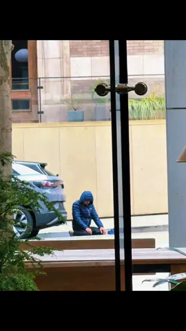 This man was praying his salah on time in  the middle of the road❤️  this man is example that you can pray on time if you went to #Ramadan #salat #muslim #fasting#usa🇺🇸 