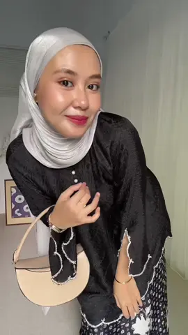 wearing black for Raya 2025, still slaying in Kurung Melayu 🖤 link bio ig no.59 (kayaknya sih masih ready ya👀) . . . #hijab #outfitcheck #kurungcantik #kurungmelayu #feminineenergy #OOTD #fypシ゚ #bajuraya #ramadhan #lebaran #outfitlebaran 