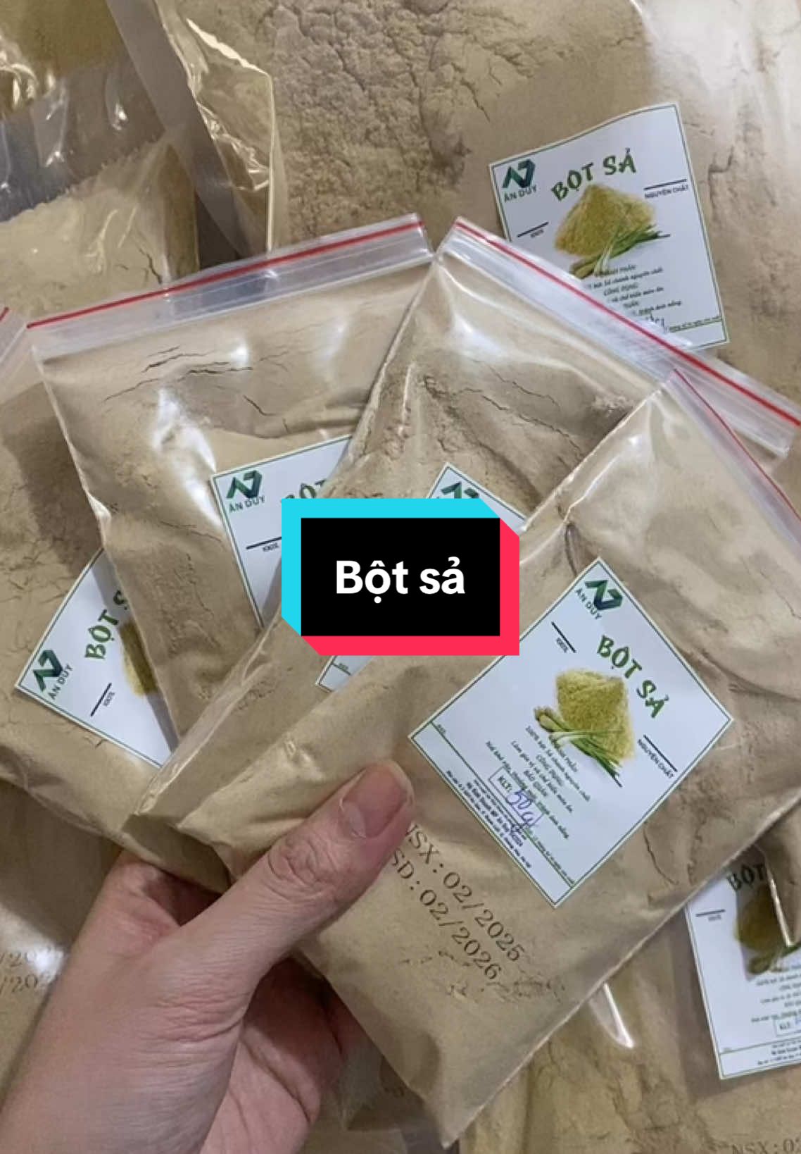 BỘT SẢ CÂY NGUYÊN CHẤT - Thành phần: Được làm từ 100% củ sả tươi rửa sạch, thái lát, sấy khô và xay thành bột mịn. - Công dụng: Dùng để nấu cà ri, lẩu Thái, làm bánh hoặc dùng làm gia vị ướp các loại thịt, thủy hải sản, nấu nước súp, chiên, xào, nướng,... tạo mùi vị thơm ngon, khử hết mùi vị lạ của thịt, tăng thêm khẩu vị cho món ăn. - Cách bảo quản: Bảo quản nơi khô ráo, thoáng mát, tránh ánh nắng trực tiếp chiếu vào sản phẩm. Sau khi sử dụng sản phẩm còn dư nên trữ trong hủ kín có nắp đậy. - HSD: 1 năm  - Xuất xứ: Việt Nam#giavi #giavinhahang 
