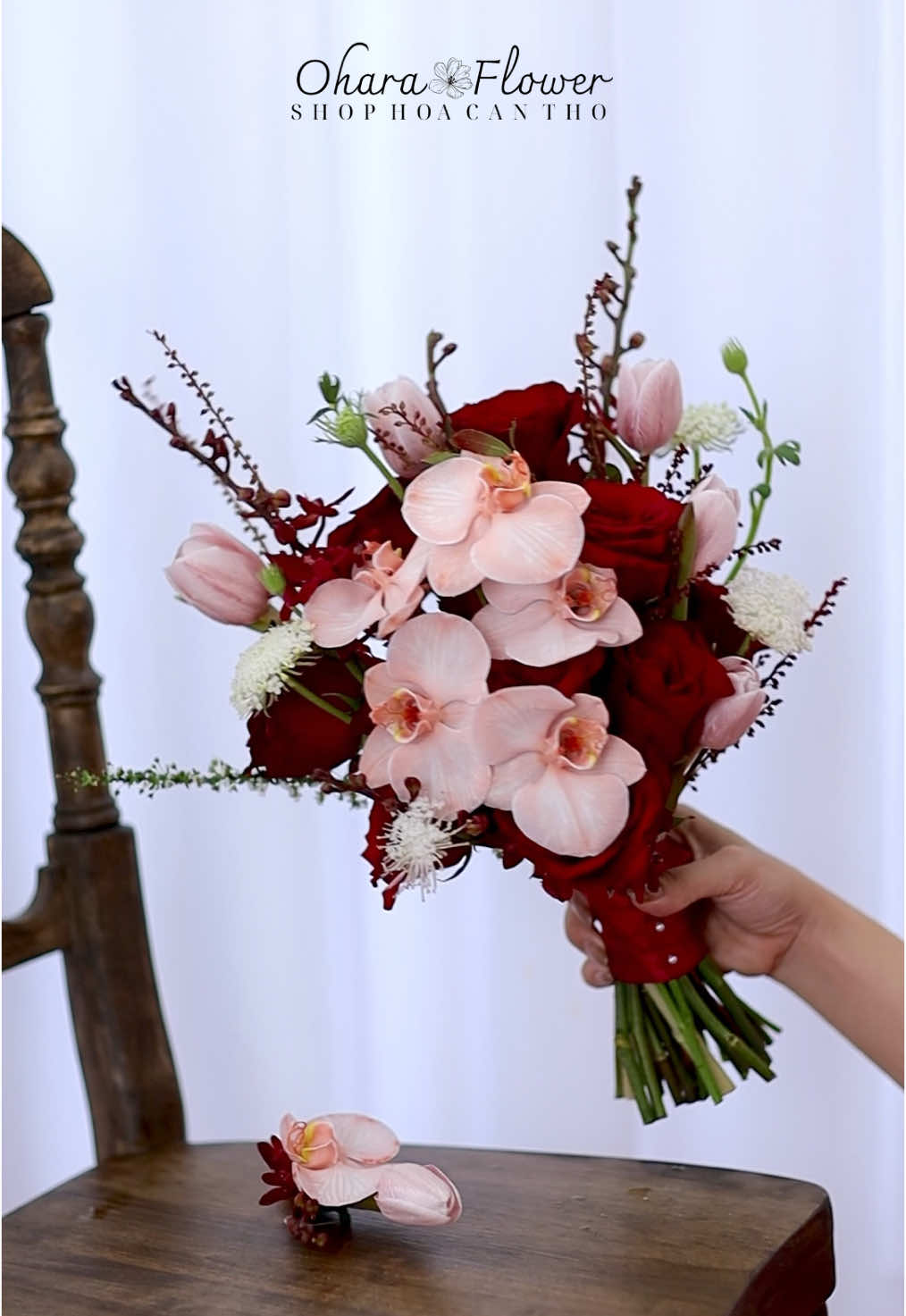 Chiếc hoa cưới mix từ hồng đỏ - lan hồ điệp và tulip 🥰🍂#hoacamtaycodau #hoacuoi #cantho65 #oharaflowercantho #hoaquatcamtaycodau #hoacuoicantho #decorwedding #tulip #lanhodiep 