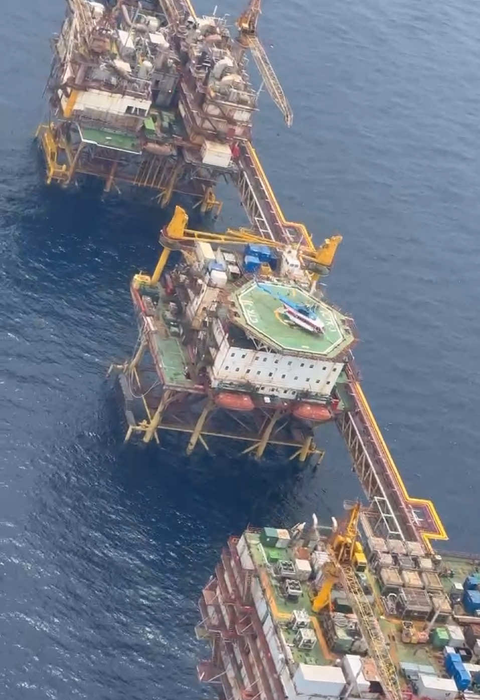 Công trình giàn khoan quá đỉnh#yêumaybay #sânbayvungtau #trựcthangvungtau #vungtau #daukhi#sinhhelicopter 