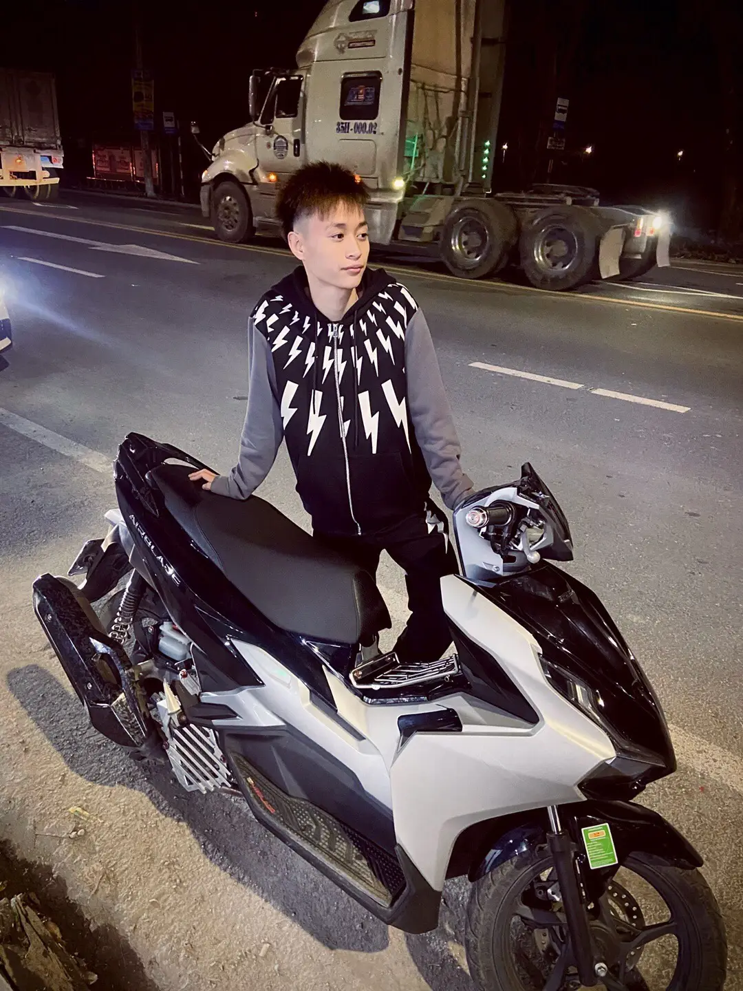 Phải đợi trời mưa,mới biết ai cầm ô. Phải đợi thời gian trả lời những cay đắng,mới biết được ta còn lại gì...!