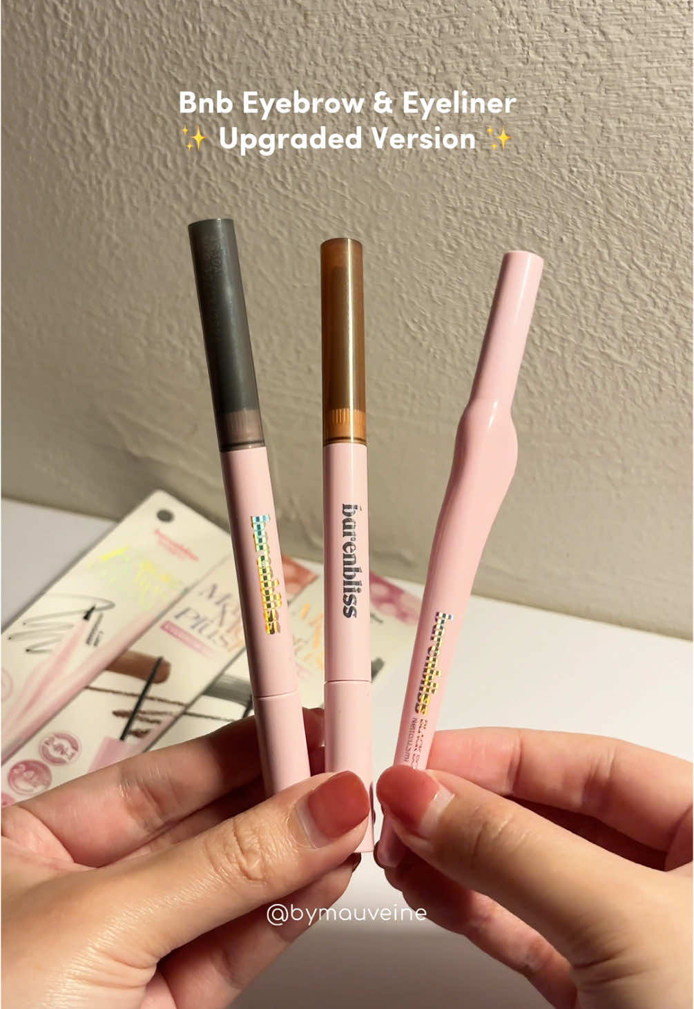 Yayy bnb eyebrow & eyeliner udah ada upgraded versionnya!💯 Buat eyebrow bentuknya jadi half moon, lebih gampang bikin alisnya✨ nah buat eyeliner dibuat easy grip & non slip jadi bikin eyelinernya lebih rapiii 😍 #barenbliss #Eyeliner #eyebrowpencil #pensilalis #browcara 