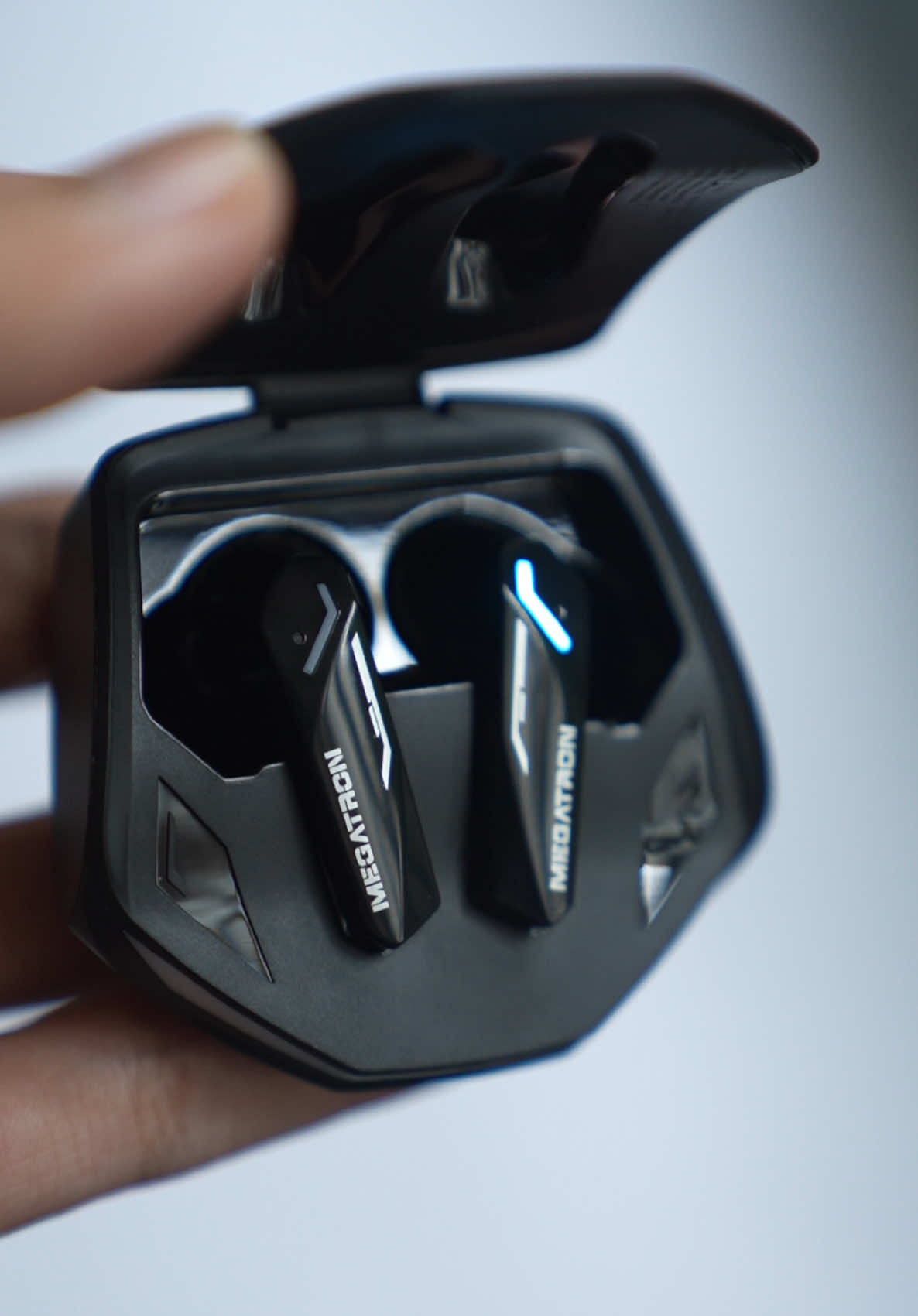 TWS Monster X Transformer T10 Gaming dengan desain menarik, Bluetooth 5.4. Bisa music mode atau gaming mode no delay, nyaman dipakai  #twsbluetooth #twsmonster #twstransformerst10 #twsgaming #twsmonstert10 