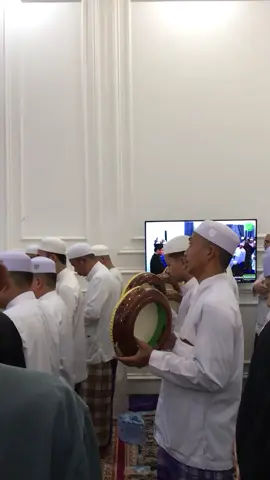 Marhaban ya nurul aini - majelis almadad banjamasin #haulguruzuhdi #haulguruzuhdike5 #haulabahhaji #banjarmasin #maulidnabi #sekumpulmartapura #sekumpul #maulid #fyp #fyppppppppppppppppppppppp 
