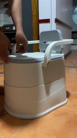 Sulit pera mo dito! Perfect pang gift sa ating mga Lola at Lolo #perfectgift #forseniors #portabletoilet #toiletbowl 