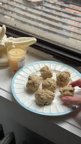 Have you ever craved something you’ve never had? Because that was me with these lemon poppyseed protein bites 🍋 1 C oat flour 1/4 C protein powder 1/2 C tahini 2 tbsp lemon juice 1 tsp vanilla 1 tbsp poppyseeds 1-2 tbsp water to hold together Mix everything & form into little balls. Keep in fridge to store them🤎 #highproteinrecipes #healthysnacks 
