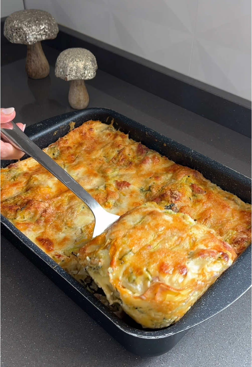 Lasagne alle zucchine e salsiccia 🌱  Ingredienti ⬇️ - 250 g di sfoglie di lasagna - 5 zucchine medie - 250 g di salsiccia - 700 ml di besciamella leggera  - provola, fiordilatte o mozzarella - parmigiano grattugiato - fiori di zucca - Pangrattato q.b. - Olio extravergine d’oliva q.b. - Sale e pepe  ————————— 🌿 Cuocere in forno statico a 180°C per 35-40minuti. Rimuovere la stagnola negli ultimi 10 minuti per una crosticina dorata. 🌸 . .لازانيا بالقرع الأخضر 🌱  المكونات⬇️ - 250 جرام من  اللازانيا - 5 حبات قرع أخضر متوسطة - 250 جرام نقانق - 700 مل بشاميل خفيف - 200 موزاريلا - البارميزان المبشور - زهور القرع الأخضر  - خبز محمص يضاف في الأخير يعطي لون جميل - زيت زيتون بكر ممتاز حسب الرغبة - ملح وفلفل اسود ممكن اضافة اي نوع توابل تحبون ————————— 🌿 تُطهى في فرن ثابت على حرارة 180 درجة لمدة 35-40 دقيقة. قم بإزالة ورق الألمنيوم في آخر 10 دقائق للحصول على قشرة ذهبية. 🌸  . . . #Recipe #EasyRecipes  #food #recipeoftheday #zucchini 