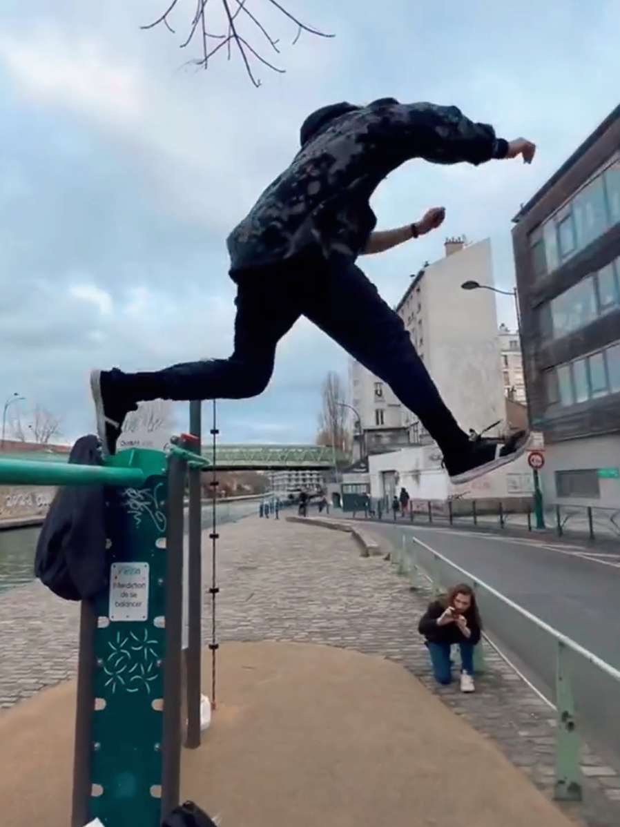All the secrets of the precision jump. 🐈‍⬛ #parkour #Paris #professional 