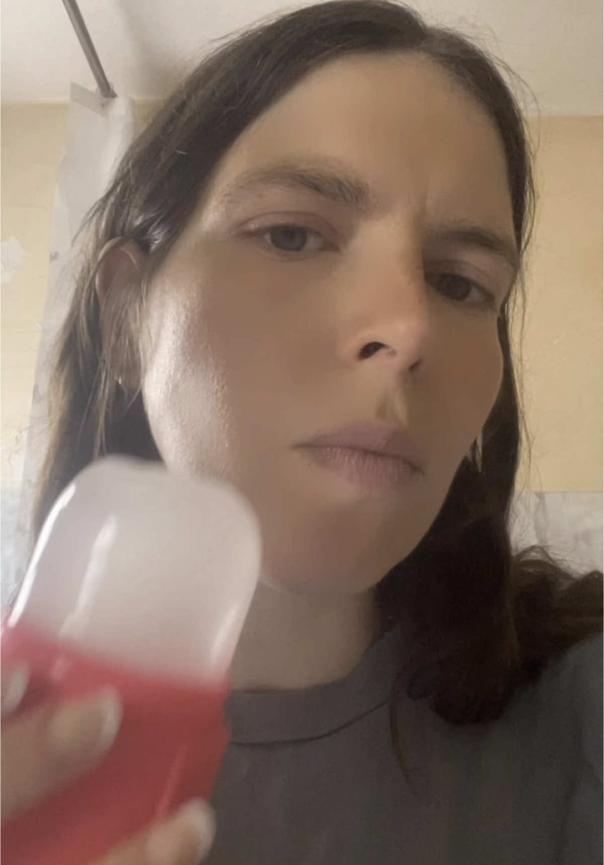 Ice face roller 🧊                                       Pour une peau plus lisse, sans acné #lifestyleblogger #frenchblogger #minimalist #iceface #icefaceroller #minimalistyle #skincare 