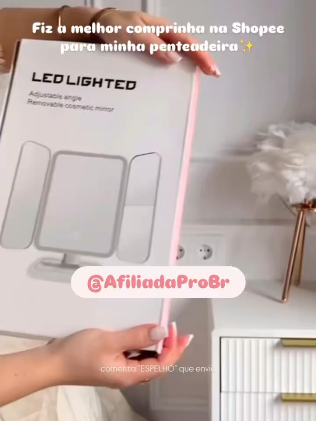 Iluminação perfeita em qualquer lugar! ✨🪞 Esse espelho portátil com LED é compacto, dobrável e tem luz ajustável para uma make impecável em qualquer ambiente! 💄💡 Nunca mais sofra com iluminação ruim! Garanta já o seu! ⬇️ 🛍️ Link na bio! 🛍 Ou digite 