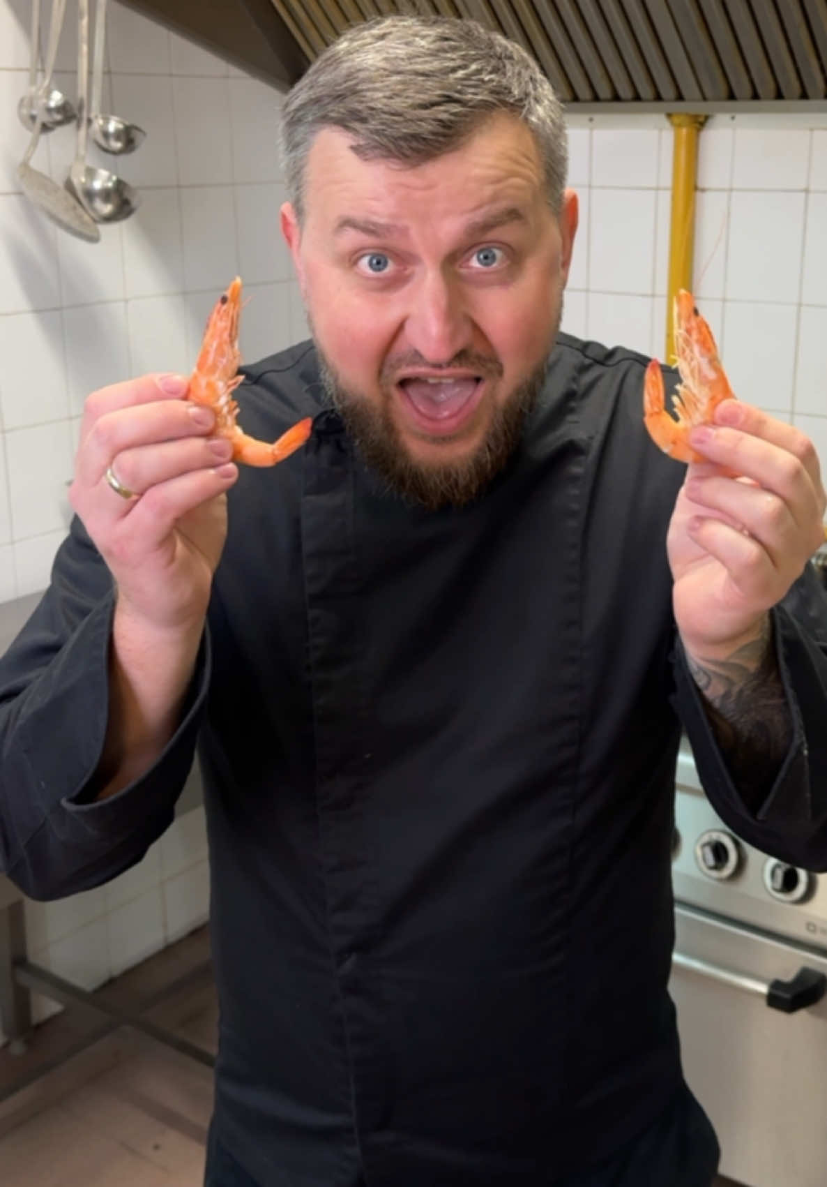 🦐 The Perfect Shrimp Cleaning Hack… or a Total Fail? 😂 I tried this viral trick to clean shrimp super perfectly, but… let’s just say it didn’t go as expected! 😅 Watch till the end for the surprise! Would you try this hack? Let me know in the comments! 👇 #kitchen #hack