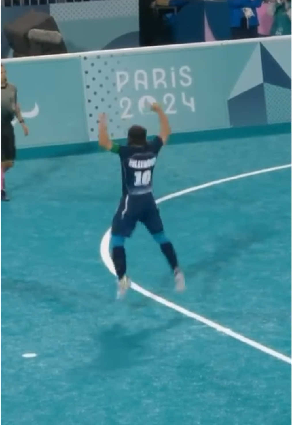 TEAMWORK! 🤝 🇫🇷 This penalty kick was the exact moment where Frédéric Villeroux and his guide (in charge of ringing the sticks and guiding the kicker during his penalty kick) managed to score the penalty kick that would lead France to take the Paralympic gold in Blind Football for the first time in its history.  #paralympics #football #goal #motivation 🎥: @paralympics
