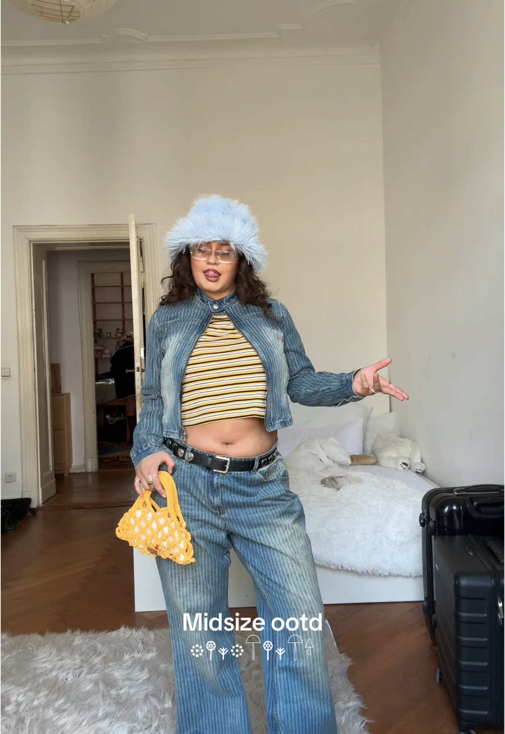 Gonna let my horizontal bellybutton and tummy rolls see the sun cause I got more important things to worry about❣️  #bodypositivity #midsizestyle #midsizefashion #wlw #dopaminedressing #midsizegal #mascfemme #outfitinspo 