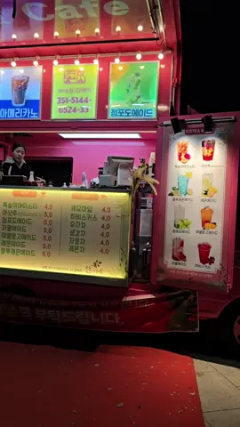 Night market and food trucks in Han River Seoul South Korea. #fypage #foodtiktok #viral 