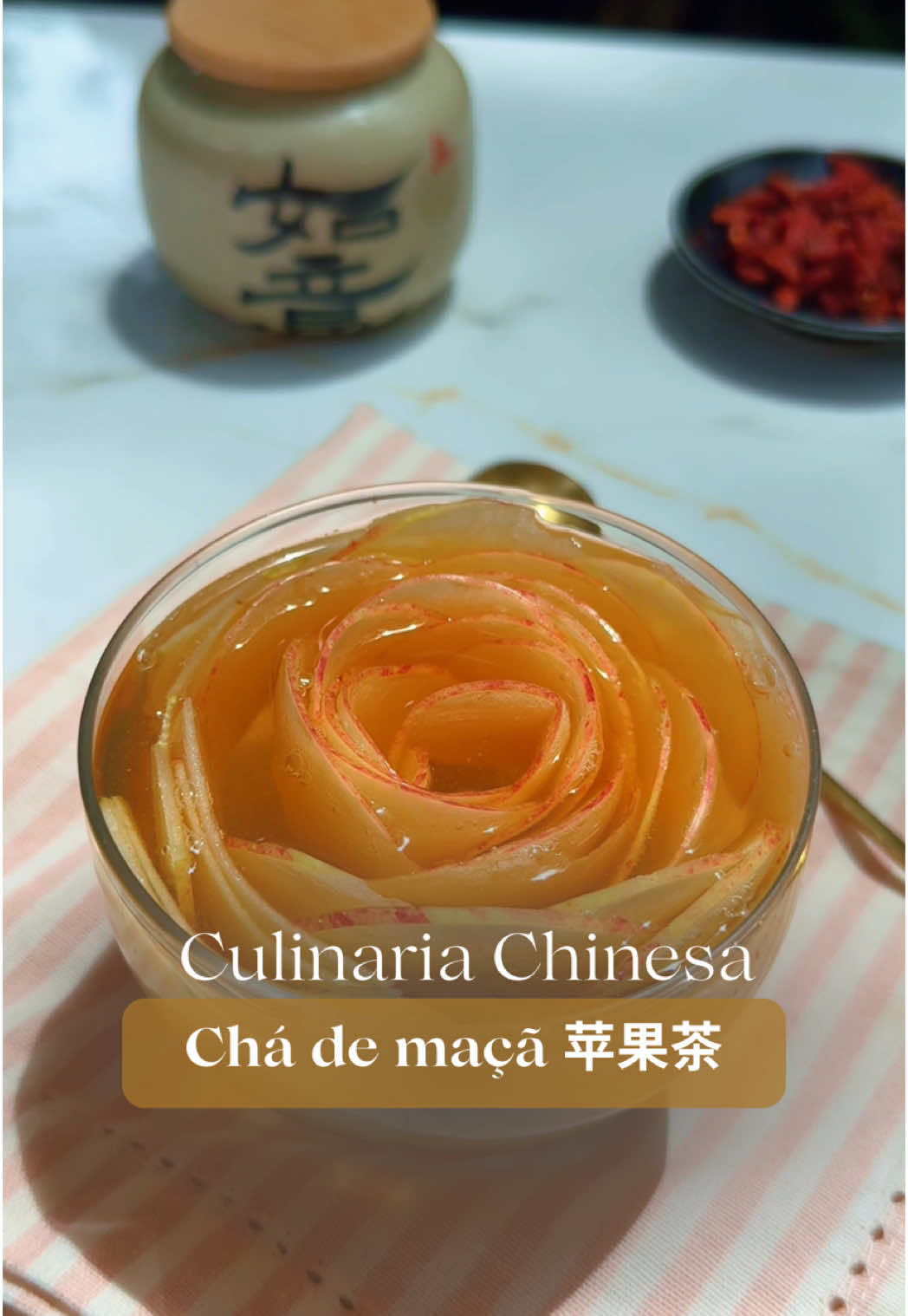 O famoso chá de maçã das chinesas 1 maçã bem grande ( pode ser a verde também ) 2 colheres de sopa de goji berry 6-9 Tamaras 1 pau de canela 2 colheres de sopa de fruto do espinheiro ou cerca de 10 acerolas fatiadas 800 ml de água Para a maçã não oxidar Em uma vasilha entre com 20ml de água e 1/3 limão exprimido e coloque as fatias submersas sobre. Corte a maçã em 4 pedaços grandes e coloque 3 para fazer o chá, reserve um se quiser fazer a rosa no centro Entre com o resto dos ingredientes em uma panela com água e deixe cozinhar em fogo baixo depois que levantar fervura por 20 mim. Para as rosas de maçã passe os pedaços em um mandolin ou corte finamente com a faca, coloque cerca de 20 -25 fatias do lado uma da outra e enrole. Cha não deve ser tomado igual água, depois de pesquisar bem no Xiaohongshu achei albume médicos falando que 600 ml é o máximo que se deve tomar no dia, de preferência morno. O chá dura até 2 dias na geladeira, podendo ser consumido gelado também (apesar de na medicina chinesa falar que não é bom tomar infusões frias para não perder o equilíbrio do corpo ) #cha #appletea #maca #receitas #receitasimples #apple #receitasfit 