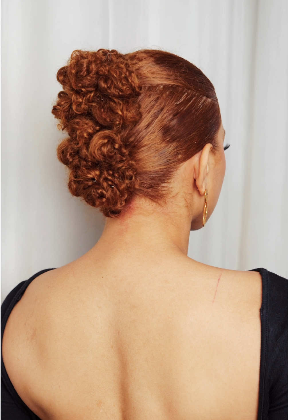 Coque cacheado elegante pra sair do óbvio, usa ou passa? 🤎👩🏽‍🦱. #hairstyle #hairstyletutorial #curly #curlyhairtutorial #cachos #cachostiktok 