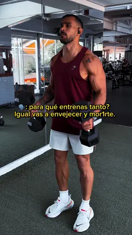 🗣️“Para qué haces ejercicio si igual todos nos vamos a mor1r”… Seguro habrás escuchado esto en distintas ocasiones, gente que te dice que hay que “disfrutar la vida”, que para qué tanto ejercicio, para qué comer saludable… Como si cuidarse fuese un castigo La realidad es que el ejercicio y cuidarse trascienden lo superficial, es construir un escudo contra la fragilidad que se aproxima al pasar de los años, un muro que nos protege de las enfermedades que nos acechan en la vejez. Piensa en tus abuelos, en esas personas que queremos y que vemos debilitarse con el paso de los años… ¿no te gustaría verlos caminar sin dolor, valerse por si mismos y que tengan una buena salud? Una salud y una vitalidad que les permita disfrutar de grandes momentos contigo. Entonces, la próxima vez que alguien pregunte “¿para qué tanto esfuerzo?”, tú diles que no lo haces para ser inmortal, ya que inevitablemente todos tenemos un tiempo limitado en este mundo, sino para llenar de calidad cada día de la vida hasta el final, porque la vejez no tiene por qué ser sinónimo de enfermedad o debilidad, también puede ser una etapa de plenitud. Por lo menos así lo veo yo.