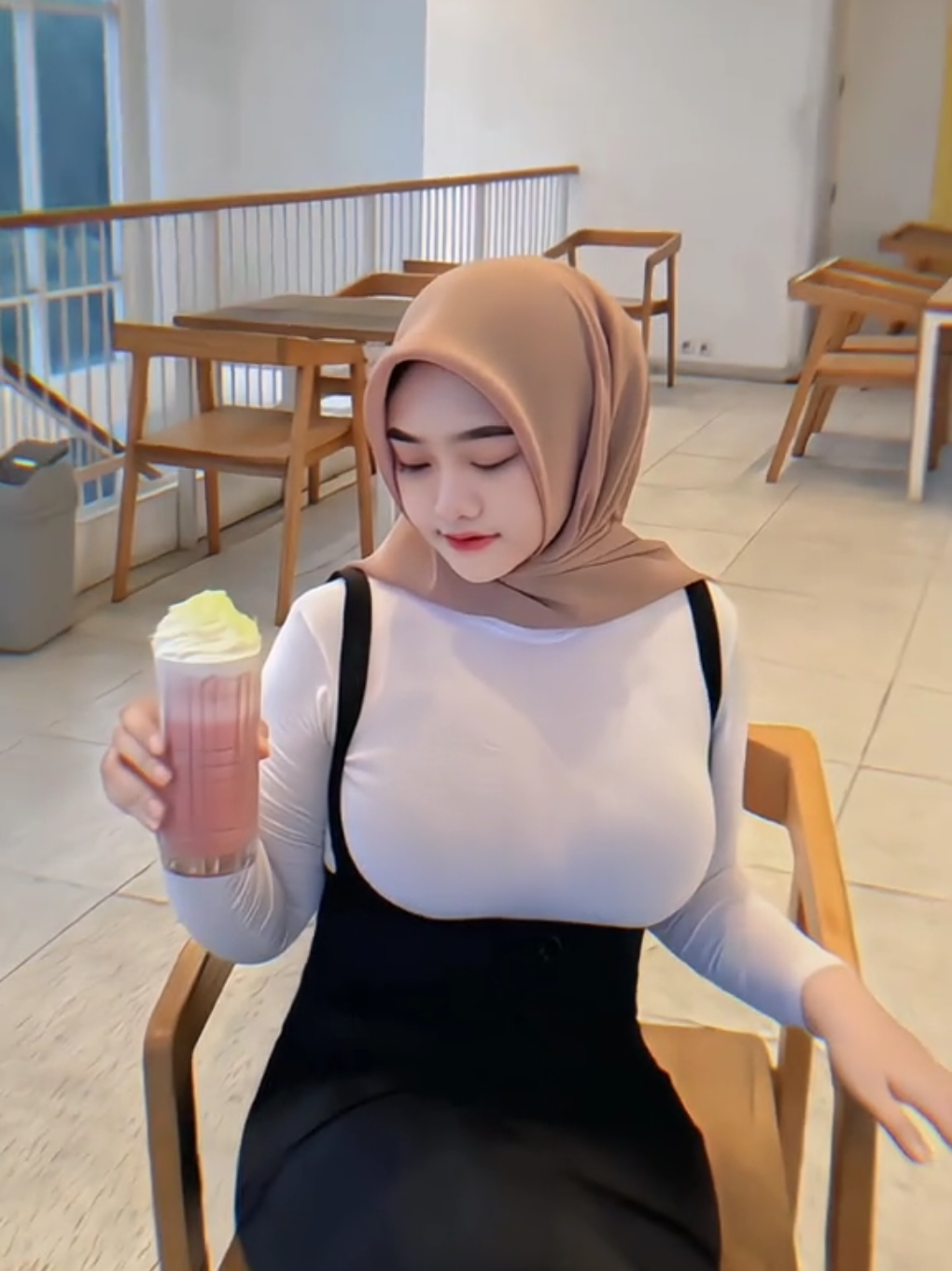 awww                 #fyp #cewekcantik #fypシ゚ #bismillahfyp #pulen #tobrut #cewektobrut #cewekidaman #hijabketat #masulaindah #JJCapCut #CapCut 