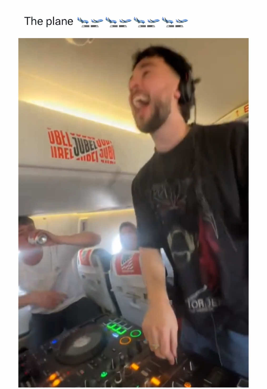 How’d the flight attendants even allow this 😭 (via: @JUBEL Beer) #edm #electronicdancemusic #dj #rave #airplane