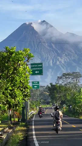 Jalan syahdu di Jogja dengan view gunung Merapi.. #cangkringan #merapi #gunungmerapi #pagihari #jalanviral #fypage #suasanapedesaan #jalanindah #fy #fypシ゚ #jalanjalan #virał #sleman #jogja #yogyakarta 