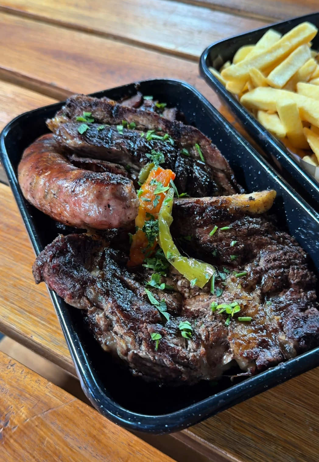 Si estás buscando una parrilla con porciones abundantes y buenos precios, tenés que conocer Fueguito 🔥 Ubicada en calle 20 entre 50 y 51, el local es muy lindo y tienen la parrilla a la vista.  Su menú es variado, nosotros pedimos las empanadas de carne cortada a cuchillo de entrada ($2.500 c/u), jugosas y la fritura estaba excelente. También pedimos la porción de bife de chorizo de 500gr ($17.500), una de vacío de 600gr ($19.500) y un chorizo ($3.500). Podés pedir 1/2 porción y tené en cuenta que son muy abundantes, a nosotros nos sobró! Acompañamos con una porción de papas fritas que estaban bárbaras 😮‍💨 ($7.500). Tomamos un sifoncito de soda. Como ya no nos quedaba mucho lugar para el postre fuimos por una opción fresca y liviana, una ensalada de frutas muy rica ($4.500) y que nunca falte el cafecito!  #laplata #comerenlaplata #Foodie #parrilla #comerenlp