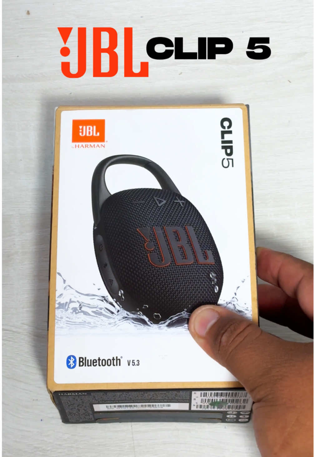 🔊 El parlante que todo viajero necesita 🌍✨ Te presentamos el JBL Clip 5 🎶🔗 📦 En la caja encontrarás: ✅ JBL Clip 5 🔥 ✅ Cable de carga ⚡🔌 ✅ Guía rápida 📖 ✅ Garantía 📜 🔊 Potencia de 7W con el inconfundible sonido JBL Pro y graves impactantes 🎵💥 🧗‍♂️ Nuevo mosquetón ultra ancho, ¡cuélgalo donde quieras! 🎒🚴‍♂️ ⏳ Hasta 12 horas de música sin parar 🎶🔋 y 3 horas extra con Playtime Boost ⏫🎧 (La duración depende del volumen y la música que escuches) 📡 Conexión Auracast™️ para enlazarlo con otros parlantes compatibles 🔗🔊 💦 Certificación IP67: resistente al agua y polvo 🏖️🌧️ 🔹 Compacto, portátil y POTENTE 💪🎶 🎯 Pídelo ahora a través del enlace en nuestro perfil 🔗📲 #JBLClip5 #SonidoJBL #MúsicaSinLímites #Auracast #ParlantePortátil #CoelvaImportaciones 🚀🎶