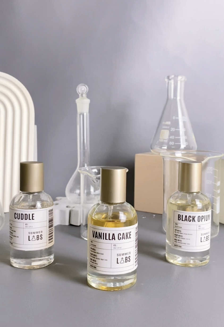 Dari Cuddle yang smooth dan powdery, Vanilla Cake yang manis banget buat nambahin mood, sampai ke Black Opium yang bold dan mysterious. Semuanya siap bikin kalian jadi pusat perhatian! Pilih yang paling pas buat hari ini, semprot, dan enjoy your day✨ #summerlabs #parfume #parfumereccomended #parfumetahanlama 