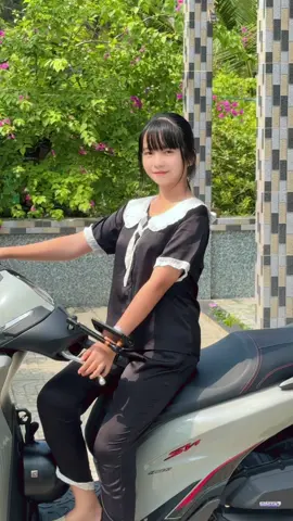 Ngước bên đâu để thấy anh đây 😅