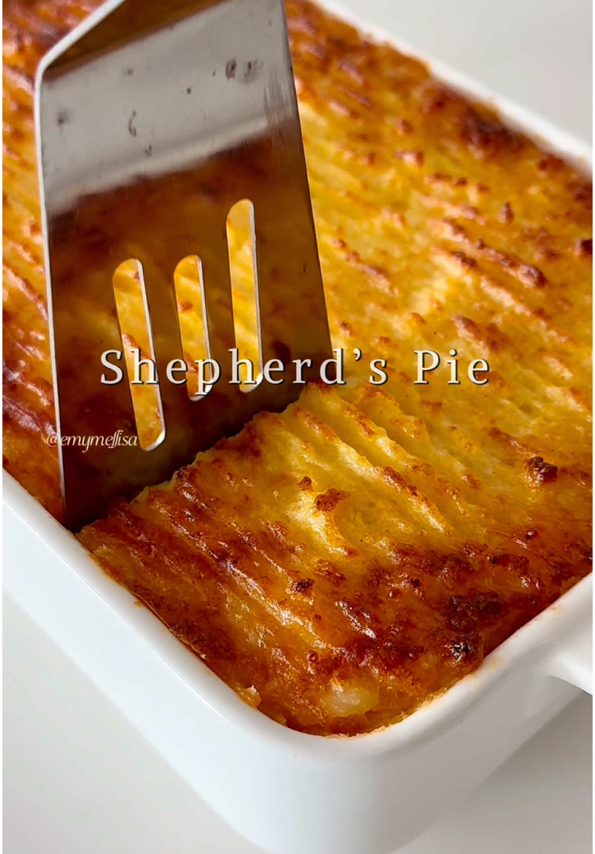 Dah bosan makan nasi dengan lauk-lauk tak? Kalau dah jom buat Shepherd’s Pie pulak! Semalam I share buat Shepherd’s Pie dekat igstory ramai mintak recipe! I share recipe yang my husband suka makan, sebab dia tak suka filling yang merepek & kering, dia suka yang moist and buttery, cubalah 🥰 Filling merepek tu yang ada sesayur frozen bagai tu lah 😄 The filling: 1. Mince mutton - 500g (Tumis guna pure olive oil sampai dia berderai elok) 2. Garlic powder - 2tsp 3. Holland onion -  1 1/2  4. Black pepper - 2tsp 5. Rosemary leaves - 1tbsp 6. White pepper - 2tsp 7. Salt - 1 1/2tsp 8. Tomato puree - Agak-agak 9. Apple cider vinegar - 1tbsp The mash: 1. Boiled potato - 350-400g Australia Chat Potato 2. Fresh milk - 4tbsp 3. Salted butter -  100g 4. Salt - 1tsp 5. White pepper - 1tsp 6. Egg yolk - 2 yolk 7. Parmesan cheese - 3-4tbsp The filling : The Mash (80:20)  Inti bawah lebih tinggi dari kentang dekat atas ye! Tapi kalau nak buat ikut suka pon sukahatilah 🤣 Oven Temperature: Upper 250’c Lower 170’c  Time: 20min #shepherdspie #iftar #ramadhan2025 #homecooking #homecook #masakapahariini 