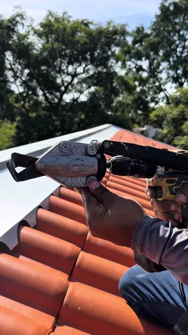 Tesoura elétrica pra recorte de rufo . . . . . . . #uvscalhas #calheiros #calheiro #telhado #calheirosdobrasil #viral #foryou #arquitetura #engenharia #construção  #construcao #reforma #construction #civil #obras  #Konstruktion #Dachrinnen #engineer #gutters #roof #roofing #saopaulo #roofer #paraguacupaulista #строительство #водостоки #construcción #canalones #selabrasil