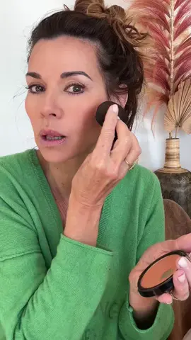 La poudre de soleil MC , pour un effet Bonne Mine !!! À retrouver sur le site www.mademoiselle-chauvin.com 🍃.                                  Fabrication Française , 100% Naturel , convient aux vegans 🍃🍃🍃 je vous embrasse 