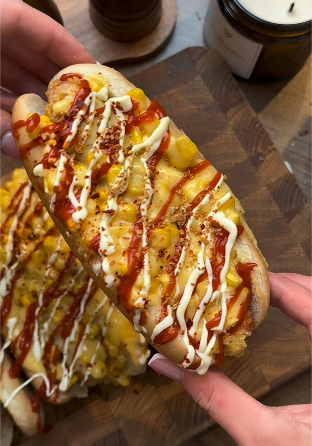 Хот-доги с сырной кукурузой 🌭 Булочки для хот догов  Сосиски  Для сырного соуса :  Кукуруза - 1 банка  Сыр моцарелла  Сыр Чеддер  Сливочное масло - 20 гр  Сливки - 50 гр  Растопить масло и обжарить немного кукурузу. Растопить сыр и влить сливки. Хорошенько перемешать Соус :  Маринованные огурчики  Красный лук  Кетчуп  Сосиски :  Для кляра сначала окунаем сосиски в яйцо , после в муку , снова в яйцо и чипсы. Обжариваем в масле или запекаем в духовке ( что бы не так вредно 😃) Балдёжь как вкусно 🤤 #рекомендации #рек 