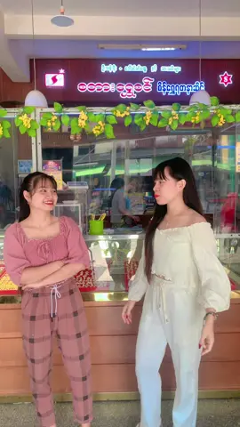 #ဆိုင်ကအချောလေးတွေနဲ့တဖြတ်😍 #kyonpyaw  #gold  #fypage 