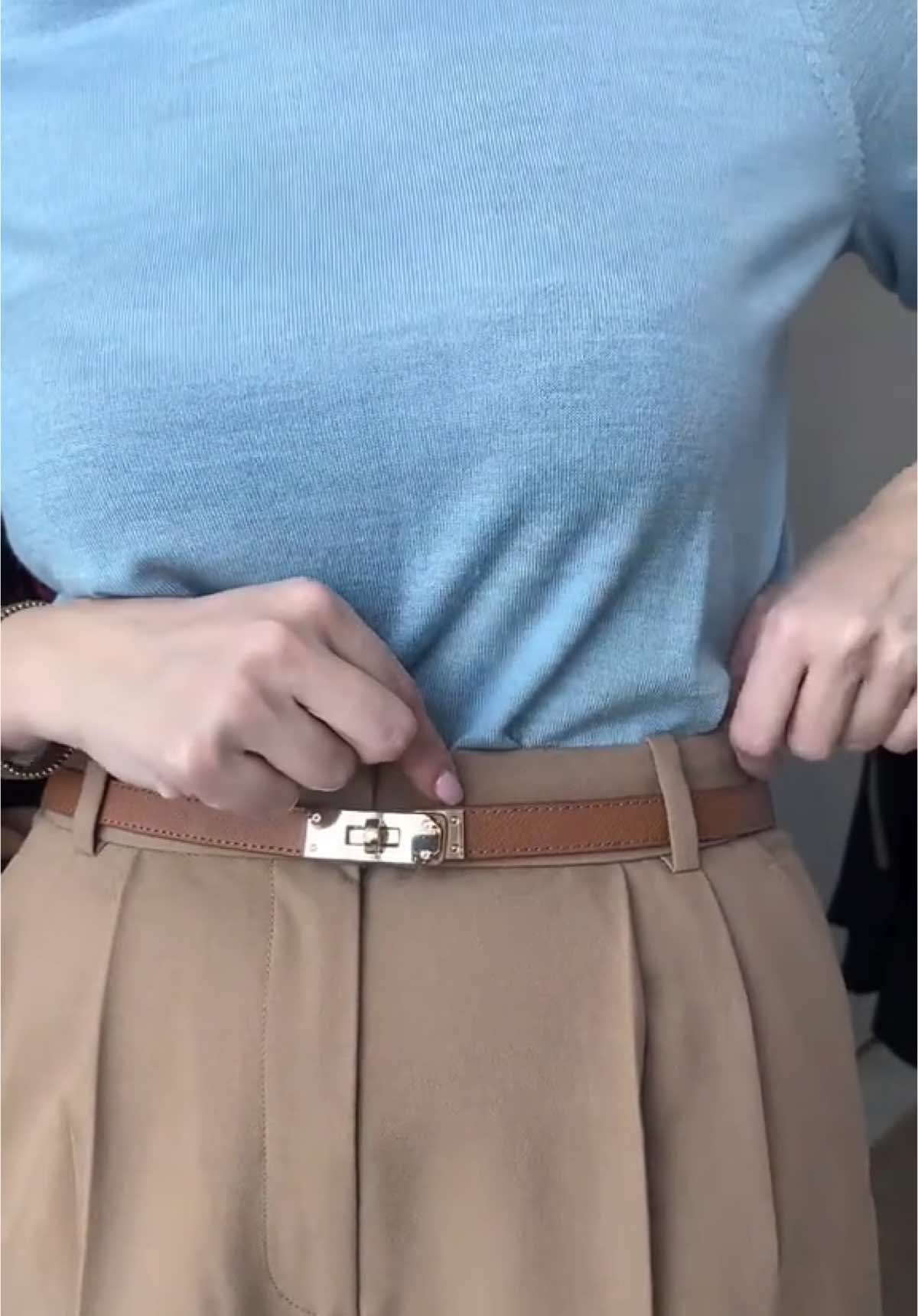 Style Series | Episode 10 •Trousers  When it comes to work pants, there are so many different options out there and I think the most important place to start is to understand what it is YOU want out of your work pants ☺️  Do you want comfort? style? a little bit of both? Do you want long? short? What does your frame look like? Do you prefer a heavier material or lighter one? Do you prefer tight or loose?  I’ve gathered four of my favorite trousers that hopefully serve as great options for any ofthe aforementioned.  Brands + Sizing;  • @Mango : 6 - runs large could’ve done a 4 • @H&M : 8 - sized up bc they run small  • @abercrombie : 28 runs true to size - if in between sizes size up!  • @onequince : 6 true to size + stretchy waistband  #corporate #officeoutfit #workwear #workoutfit #officesiren #officefashion #workpants #styletip #affordablefashion 