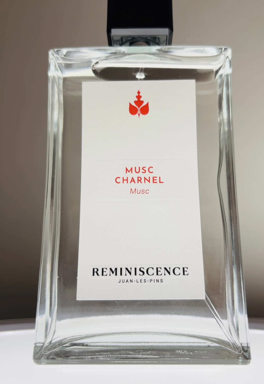 Hello tous .. je peux enfin vous confirmer mes premières impressions lors de la découverte de ce parfum ..  Musc Charnel de @reminiscence.paris est une caresse olfactive, une étreinte envoûtante.. Il va devenir mon parfum fétiche, détrônant de peu mon incontournable Tonka de la même marque ! Vous l’aurez compris , j’aime les parfums enveloppants, chaleureux aux notes de vanille et tonka. Musc Charnel laisse dans son sillage une fragrance douce et sensuelle qui dure toute la journée… et qui ne laisse personne indifférent ! Je suis conquise ! Je remercie chaleureusement @sampleo_france  et @reminiscence.paris .  #parfumsdeniche #musccharnel #reminiscenceparfums #parfumdeniche #testparfum #parfumaddict #collaborationcommercialenonrémunérée #testeuse #produitoffert 