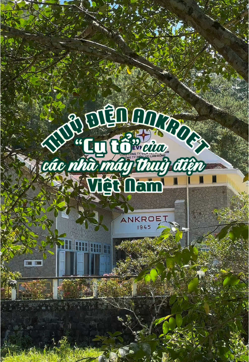 Thủy điện Ankroet – “Cụ tổ” của các nhà máy thủy điện Việt Nam! Giống như viên gạch đầu tiên đặt nền móng cho một công trình vĩ đại, Thủy điện Ankroet chính là cột mốc mở đầu cho ngành thủy điện Việt Nam, đồng thời là nhà máy thủy điện đầu tiên của cả Đông Dương. Nằm cách trung tâm Đà Lạt khoảng 12 km về phía Tây Bắc, giữa thung lũng xanh mướt và những rặng núi hùng vĩ, Ankroet hiện lên như một tòa lâu đài cổ kính giữa 