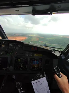 Senior copilot as pilot flying 🧑‍✈️ . . . . #pilotview #airlinepilot #airlinepilot #crewlife #pilotlife✈ #pilotpov #raybanmeta #raybanstories #boeing #cockpit #boeing737 