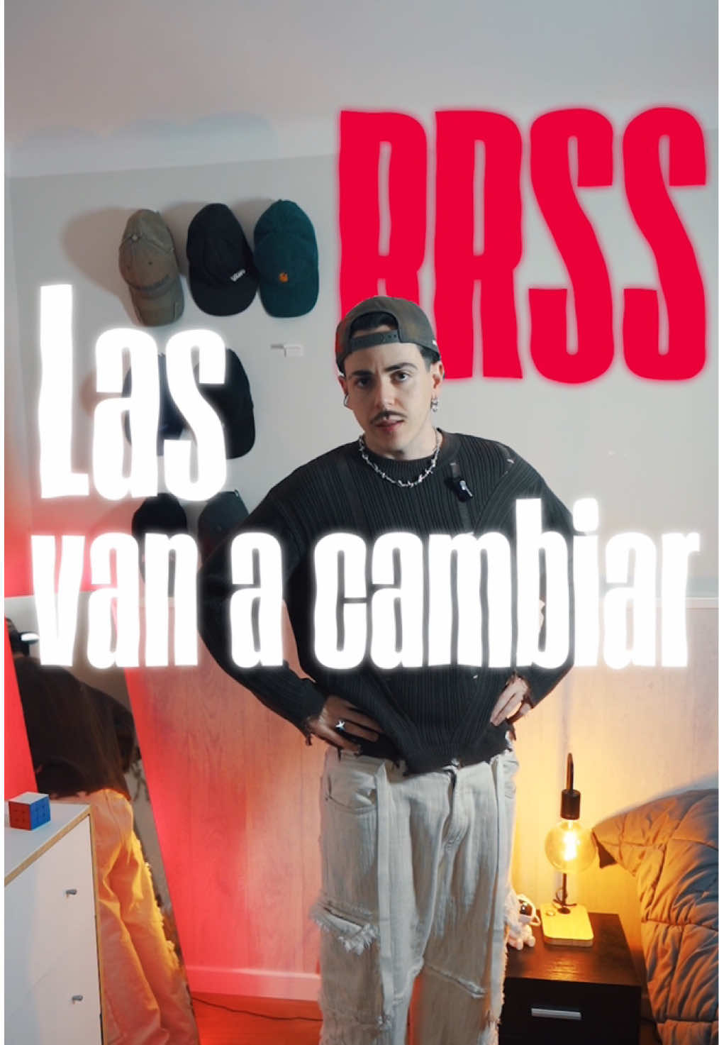 4 consejos para MEJORAR tu contenido en redes sociales ⬇️ 1. Priorizar calidad antes que cantidad. *siempre y cuando esa calidad no te haga procrastinar o no tener constancia. 2. Dedica tiempo a escribir buenos guiones e ideas. *el guión es con diferencia la parte MÁS IMPORTANTE para crear buenos vídeos. 3. Infórmate de las tendencias actuales para inspirarte *pero dale una vuelta e intenta ser más creativo. 4. No pienses en hacer un vídeo viral, piensa en ser viral tú. Y con esto me despido flipaos 🦦 ##ediciondevideo##creaciondecontenido##redessociales##marketing##grabarvideos##consejos