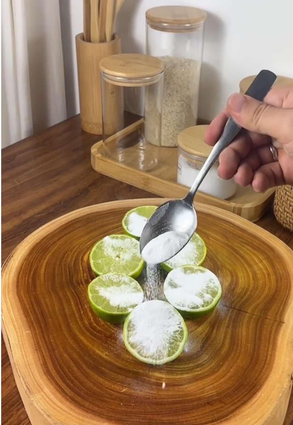 Just throw baking soda on lemon and you'll be amazed at what happens! #lifehacks #Home #hacks