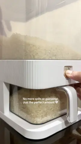 I wish I had gotten this sooner! 🤍 Definitely one of my favorite adulting purchases—no more tansyahan when measuring with a mini cup! 🙈 . . . . . #ricedispenser #kanu #tiktokph #tiktokshop #fyp #foryou 