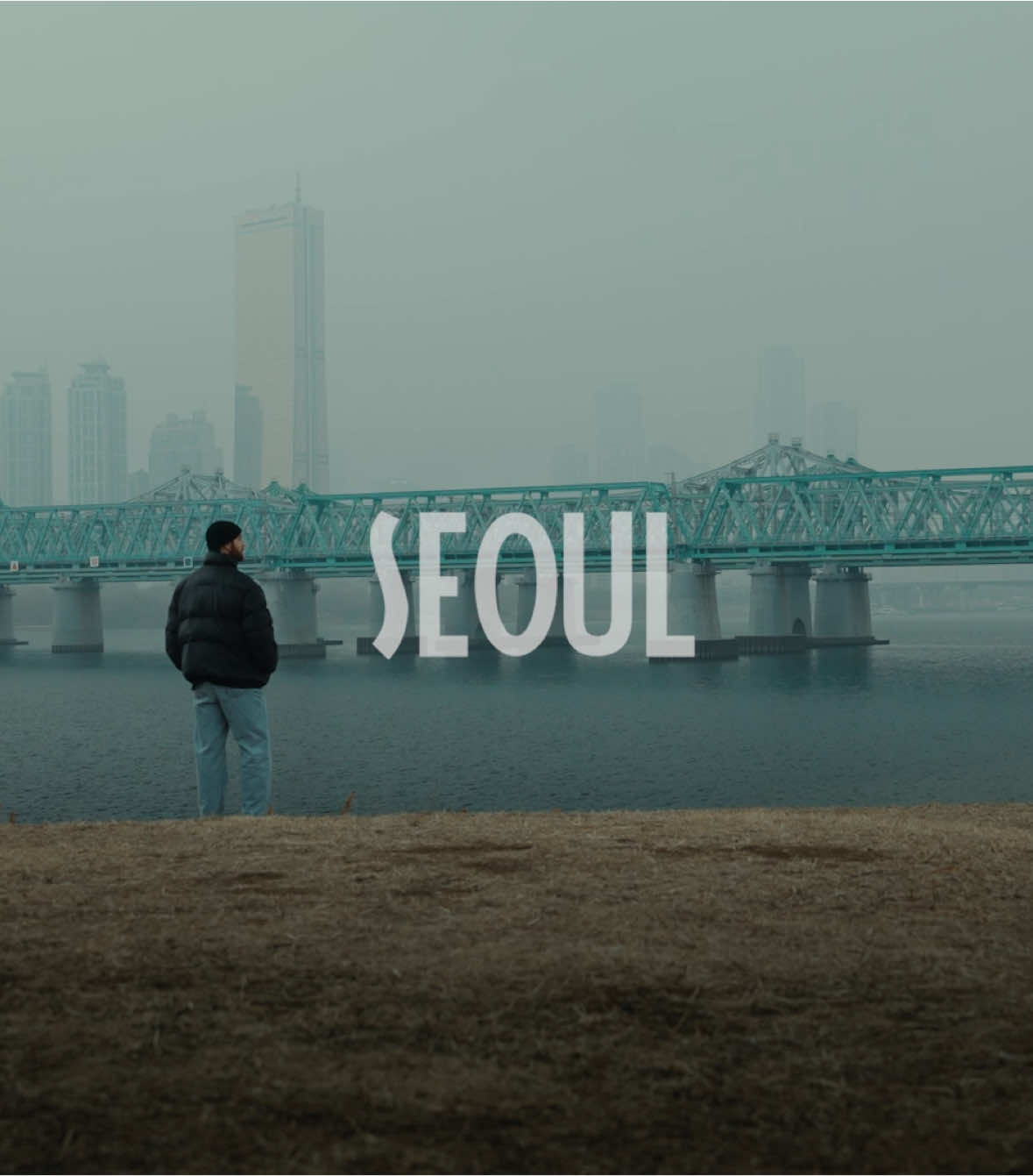 A change of pace in gloomy Seoul 🇰🇷  Would love to go back to Seoul one day, it was so cold while we were there so we didn’t explore as much as we would’ve liked. Definitely much more we need to see! 📸 Sony a7iv + zve1 #seoul #cinematic #sonyalpha #colorgrading