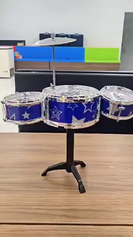 Mini Bateria Musical Infantil - 3 Tambores, 2 Baquetas e 1 Prato Desperte o rock star que existe em seu filho! Com esta bateria infantil, ele poderá se divertir por horas, praticando suas habilidades musicais em um brinquedo envolvente e educativo. Benefícios: Estimula a criatividade: A criança se diverte criando seus próprios sons, tendo seus primeiros contatos com o universo da música. Fácil de montar: A bateria vem com um manual detalhado na caixa do produto, tornando a montagem rápida e simples. Especificações: Itens inclusos: 3 tambores 1 prato fixo com suporte 2 baquetas Materiais: Plástico, papelão e metal Dimensões do produto montado: Altura: 51,5 cm Comprimento: 40 cm Largura: 8,5 cm Idade recomendada: A partir de 3 anos até aproximadamente 5 anos Segurança: Produto com selo de aprovação do INMETRO e garantia contra defeitos de fabricação Conteúdo da Embalagem: Mini bateria infantil 5 tambores 1 estrutura 1 prato fixo 1 suporte de prato fixo 2 baquetas Com esta mini bateria musical, seu filho terá uma experiência divertida e educativa, despertando o interesse pela música e desenvolvendo habilidades motoras e criativas.
