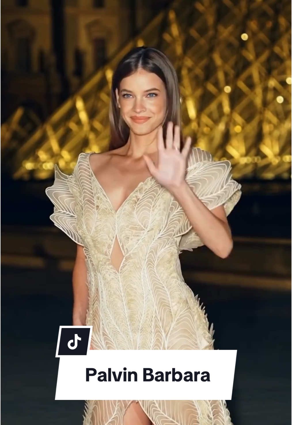 Palvin Barbara stílusát azért imádjuk, mert általában egyszerre árad belőle az elegancia, a nőiesség és egy csipetnyi merészség. Ezt pedig a legutóbbi szettje is tökéletesen tükrözi: a modell élete egyik leggyönyörűbb pucérruháját viselte a párizsi divathét keretein belül megrendezett exkluzív vacsorán. Most pedig nézzük meg az idei Fashion Weeken általa viselt kedvenc szettjeinket! 😍💥 @realbarbarapalvin @parisfashionweek #pfw #palvinbarbara  🎥: Kutasi Anna @annakutasi