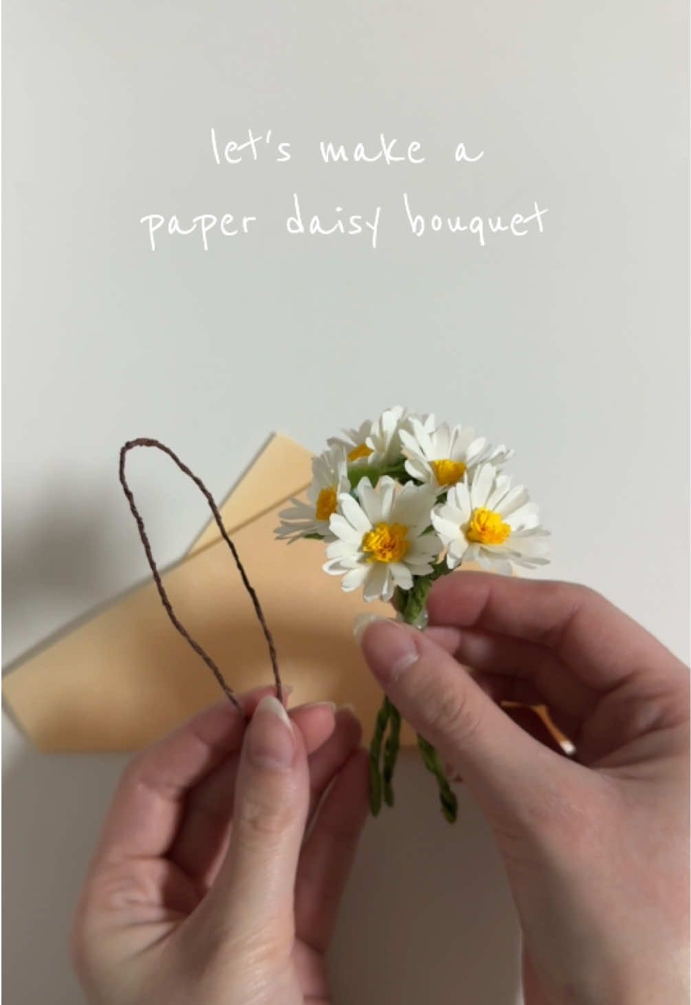 making a paper daisy bouquet 🤍 check out the last video for the daisy tutorial #paperflowertutorials #cutediy #cutegift #paperdaisy #paperflower #origamiflower #origamibouquet #paperflowerbouquet #creatorsearchinsights 
