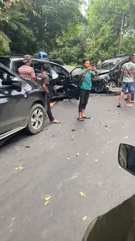 Terjadi kecelakaan  dua unit mobil,dibandar baru sibolangit ,jln medan berastagi