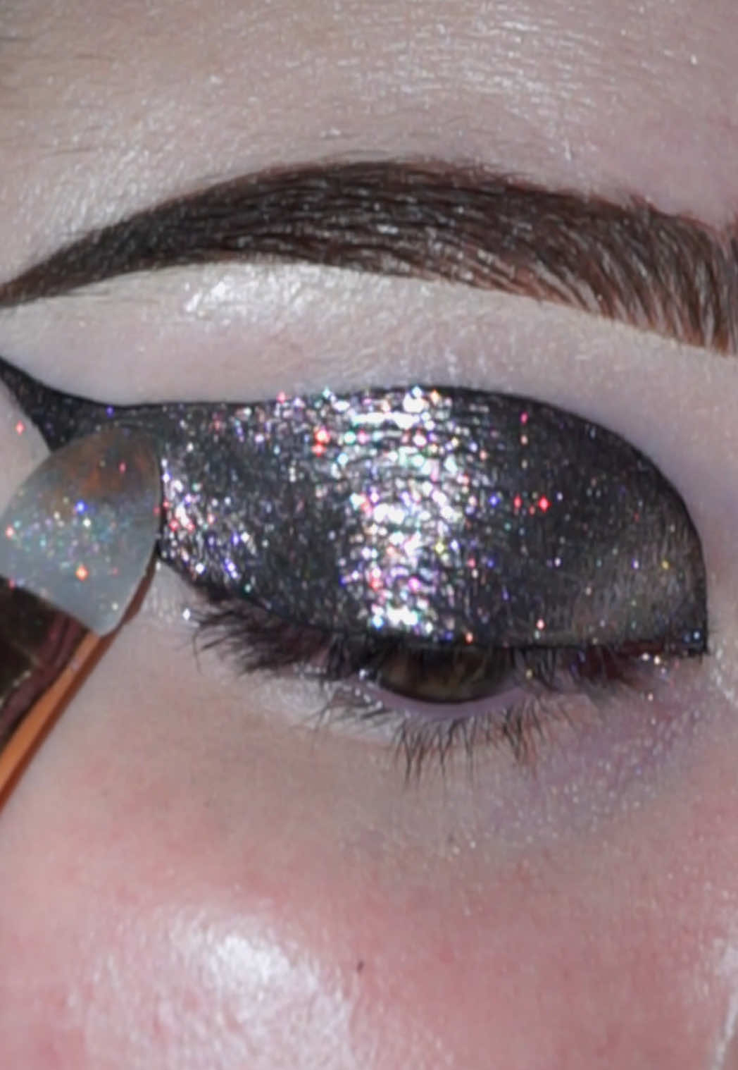 This has to be my favourite eyeshadow ever!🤩🌈✨  • @Karla Cosmetics Shadow Potion Paint in ‘Eclipse’ & Opal Multichrome Loose Eyeshadow in ‘Velvet Dreams’ & ‘K1 Lip and Eye’ Silicone Brush (discount code: JESSICAROSE_MAKEUP to save 10%) - gifted-ad/affiliate code  #multichrome #glitter #eyemakeup #makeup #graphicliner 