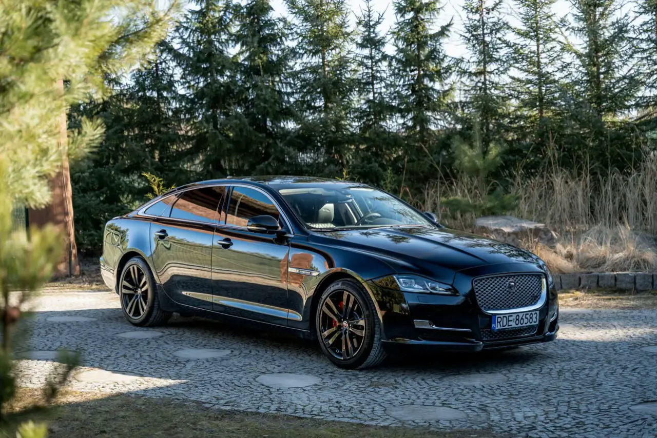 Gorąco zapraszam do kontaktu! 🖤 Rok produkcji : 2016 Przebieg : 95 000 km  Napęd : 4x4 Silnik : 3.0 benzyna 340KM https://youtu.be/EQRzQK81EEc #viral #forsale #nasprzedaż #jaguar #jaguarxjl #dc #dla #ciebie #poland🇵🇱 #checkthisout #carsale 